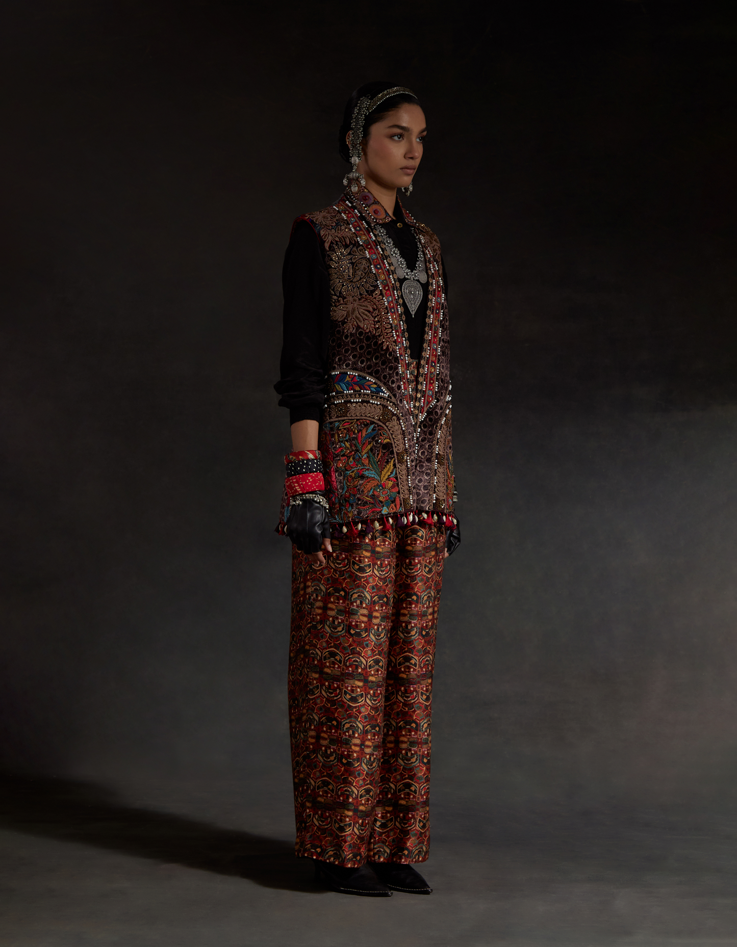 RUHI SLEEVELESS JACKET